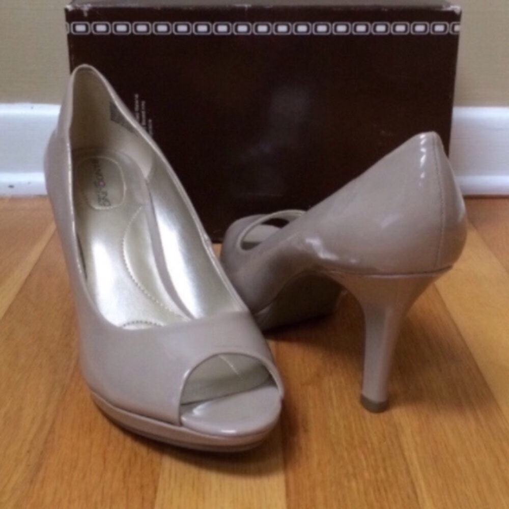 BANDOLINO Supermodel Platform Peep Toe Vegan Patent Pumps Size 10